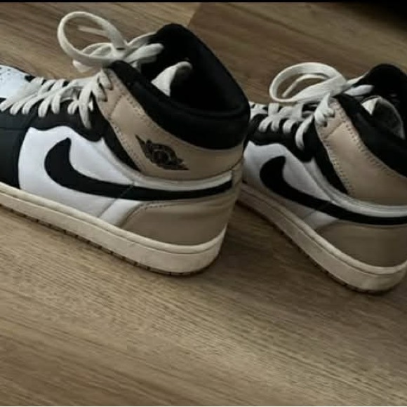 Nike Men's Black and White Sneakers with Tan Soles - Picture 2 of 9